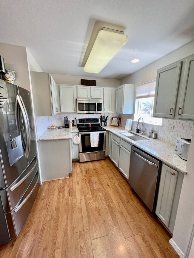 Building Photo - Gorgeous 4 Bedroom Home in Wagon Trails Neighborhood with Walking Trail Access!