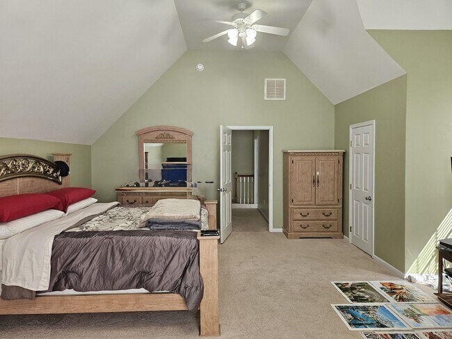 Building Photo - Beautiful unfurnished 4 bedroom, 2.5 bath ...