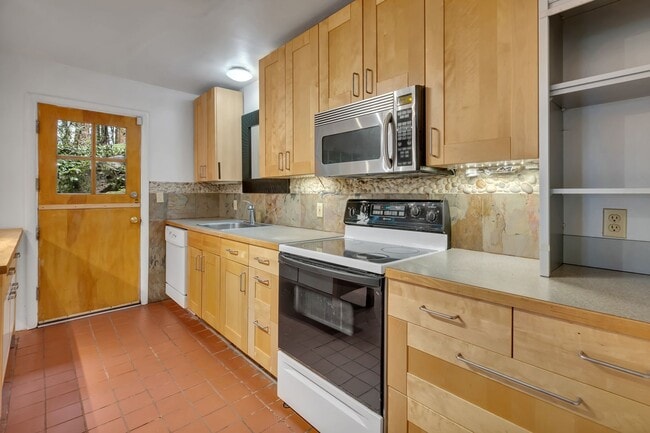 Building Photo - 4 Bed 2.5 Bath available in Kirkland