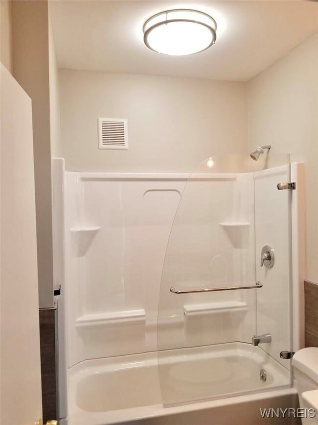 Building Photo - 72 Tracy St