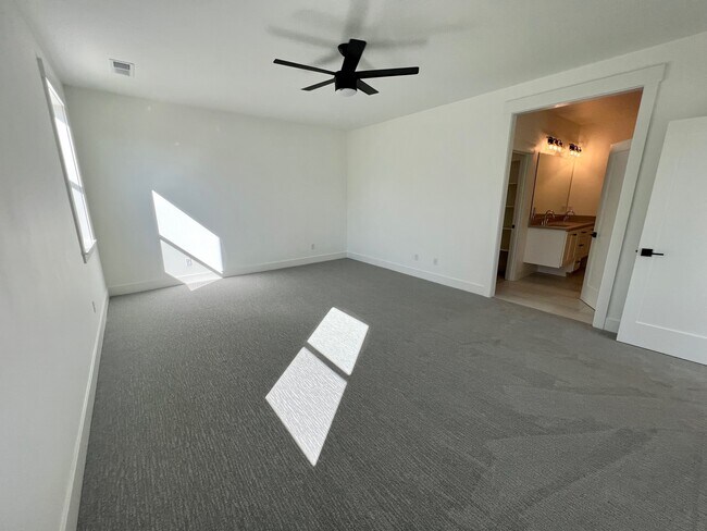 Building Photo - 331 Talons Dr