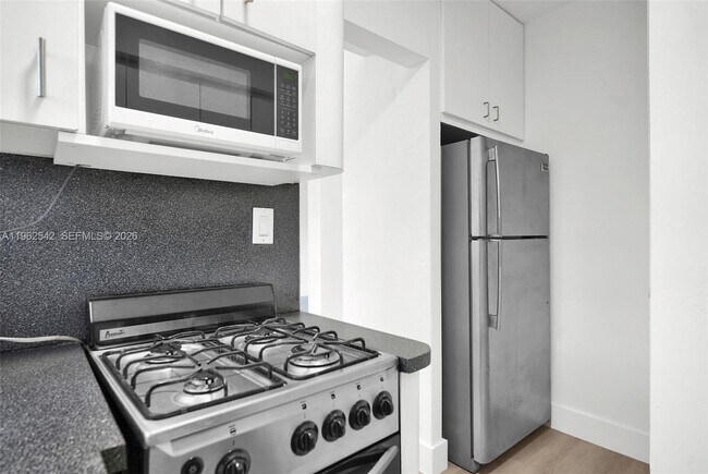 Building Photo - 4740 Pine Tree Dr