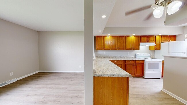 Building Photo - 3 Bedroom/1 bathroom renovated townhouse.