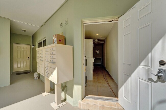 Building Photo - 1423 Holly Heights Dr