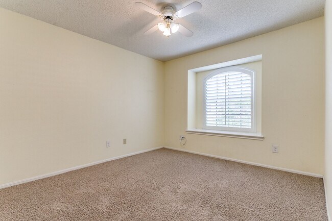 Building Photo - RENOVATED 3-BEDROOM IN PEBBLE OAK, NORTH EAST ISD