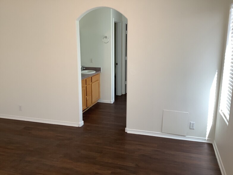 Building Photo - 1833 Chicoma Rd NE