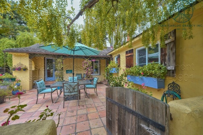 Primary Photo - Adorable Furnished Three Bedroom Hatton Fi...