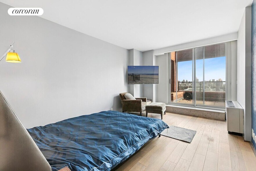 Building Photo - 101 W 79th St