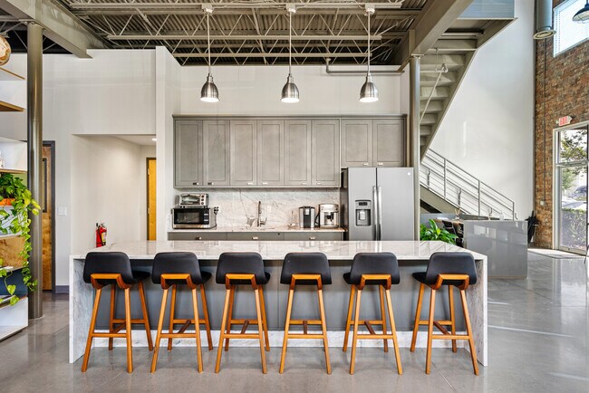 Building Photo - 7330-10