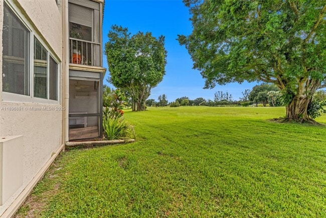 Building Photo - 9811 N Hollybrook Lake Dr