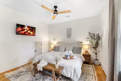 Building Photo - 201 Elm Dr