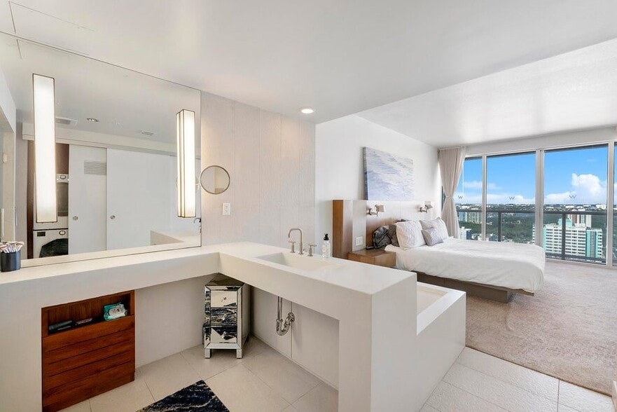 Building Photo - 3101 Bayshore Dr