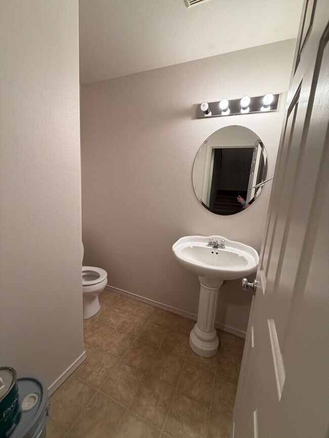 Building Photo - New carpet + Paint! 2 bed|2.5 bath + bonus room townhome