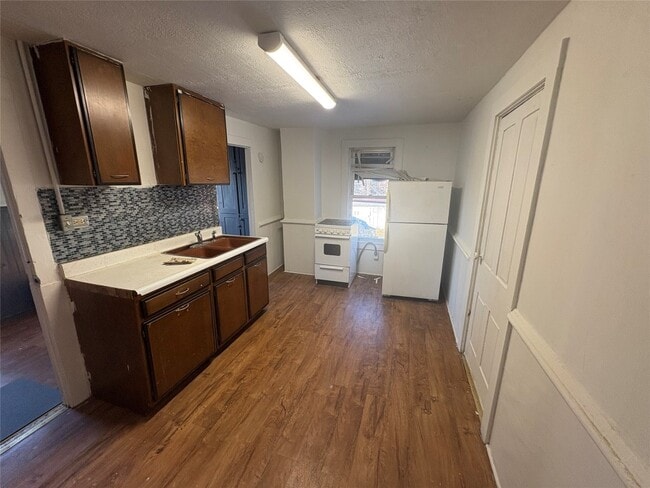 Building Photo - 16 Elm St