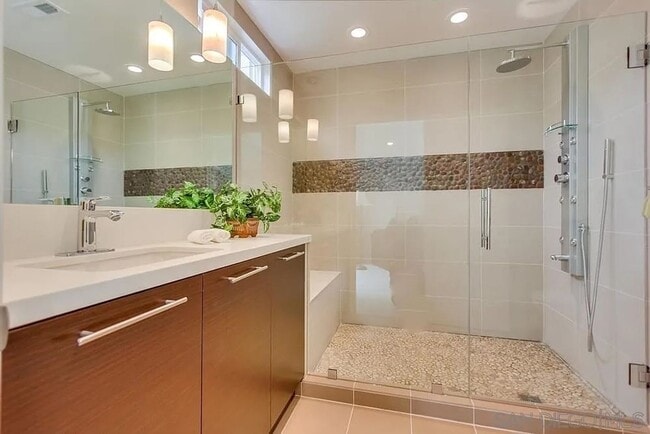 Building Photo - Beautiful 5BD/2BA on Baja!! Great backyard space with turf & fire pit!!