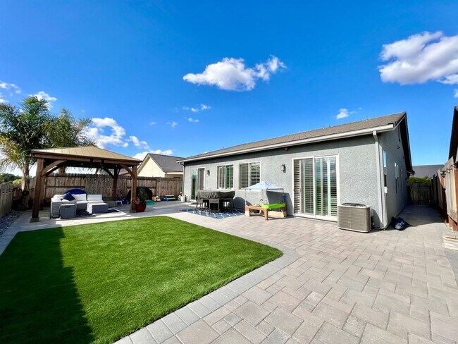 Building Photo - Beautiful Santana Ranch Home in Hollister