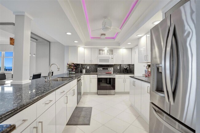 Building Photo - 1150 Hillsboro Mile Unit 1016