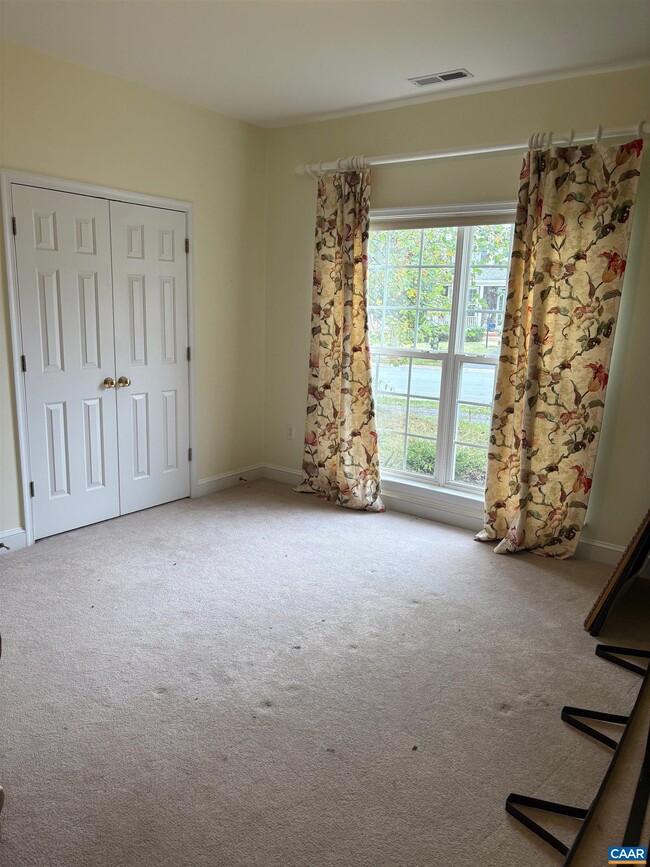 Building Photo - 127 Deerwood Dr