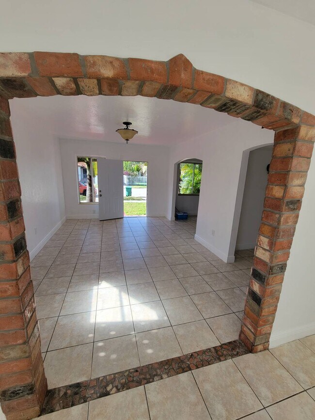 Building Photo - 655 SW 19th Rd