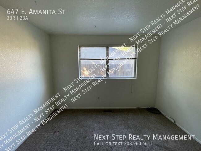 Building Photo - 647 E Amanita St