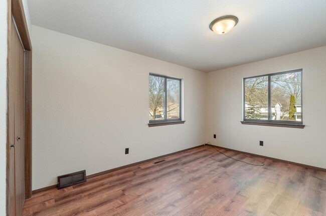 Building Photo - 2 Bedroom Rental Duplex with Attached Garage $1300/month