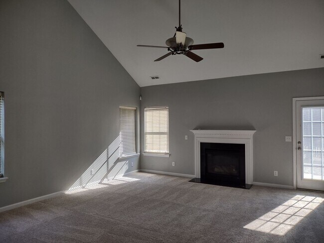 Building Photo - Beautiful move-in ready home located in th...