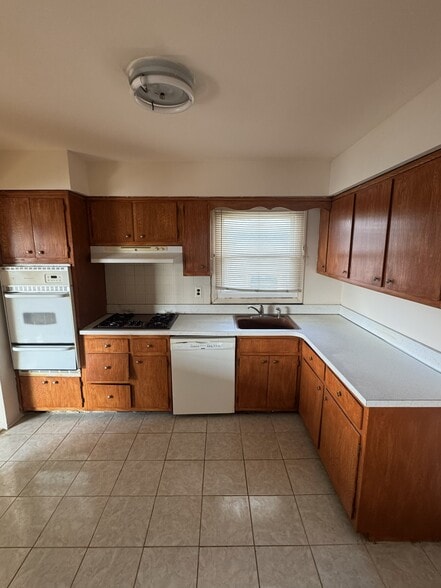 Kitchen - 28 Young Ave