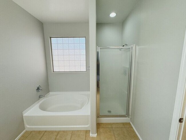 Building Photo - MOVE IN SPECILAS!! 5BD 3BA IN JOHNSON RANC...