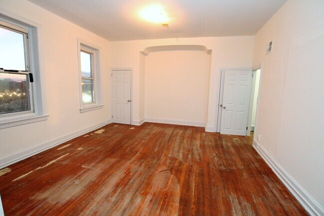 Building Photo - Large built 2 bed, 1 bath apartment is loc...