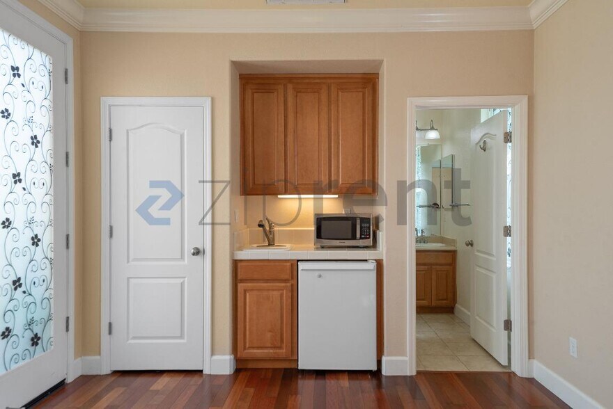 Building Photo - Unit 1