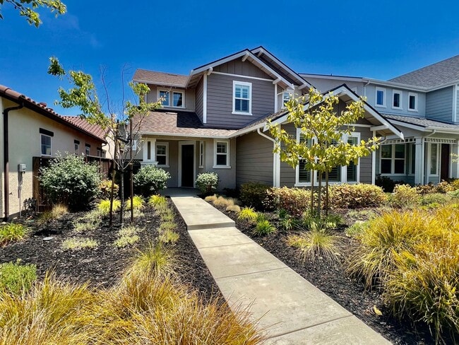 Primary Photo - Application Pending! Lovely 4 bedroom 2.5 ...