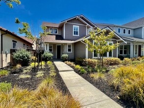 Building Photo - Lovely 4 bedroom 2.5 Bathroom Home in East...