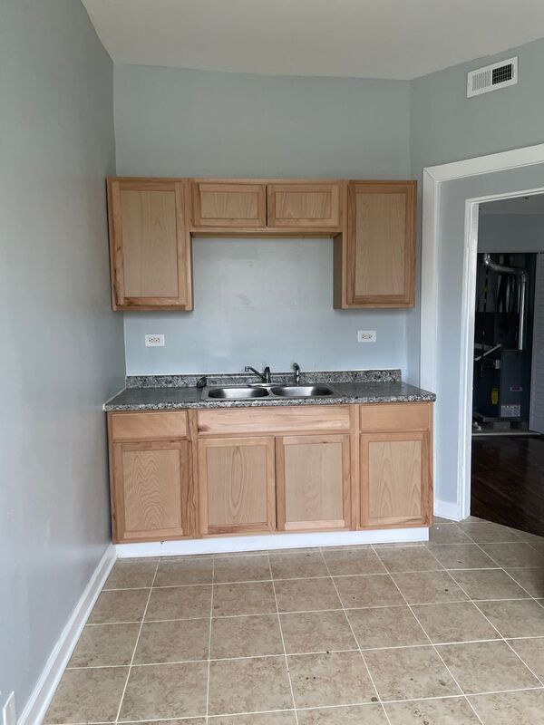 Building Photo - 728 N Pine Ave