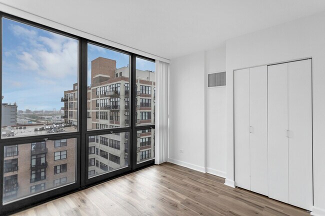 Building Photo - 210 S Desplaines St