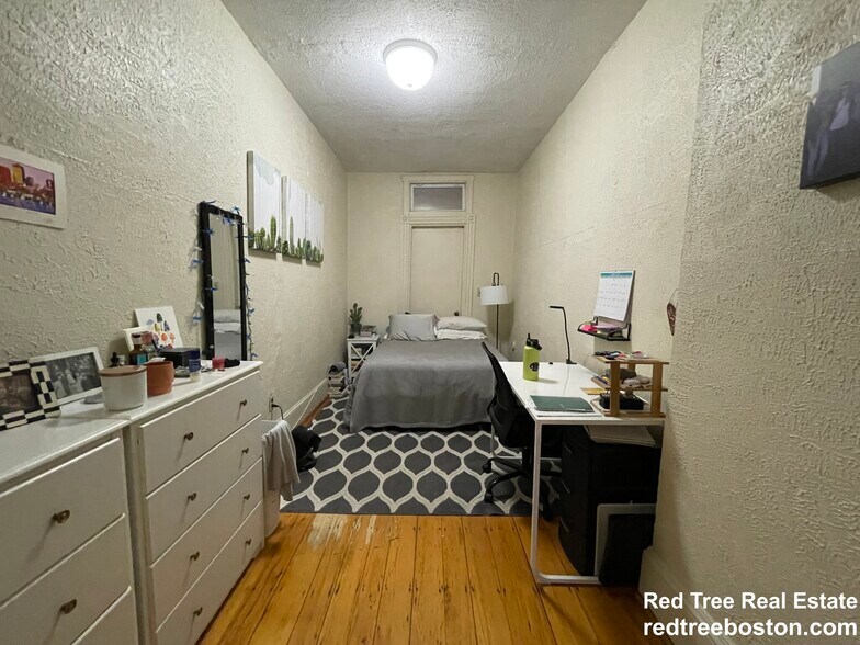 Building Photo - 916 Beacon St