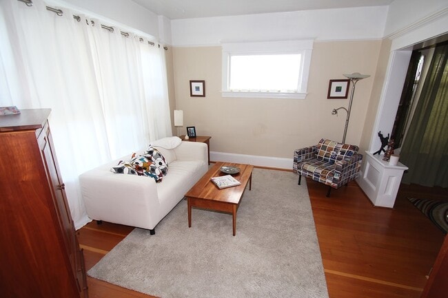 Building Photo - NICELY MAINTAINED 4 BED QUEENE ANNE HOME FOR RENT W GARAGE!