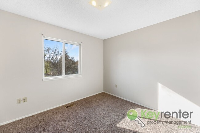 Building Photo - Stunning 3 Bed 2.5 Bath close to highways and shopping!