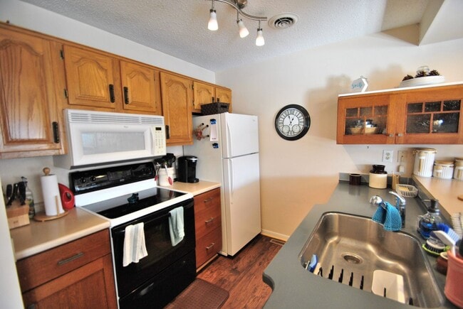 Building Photo - LAKEFRONT AND ONE LEVEL *Utilities Include...