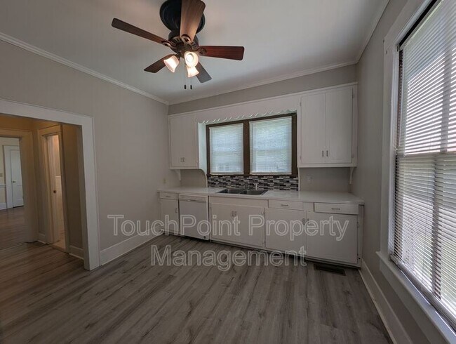 Building Photo - 476 Spring St SW