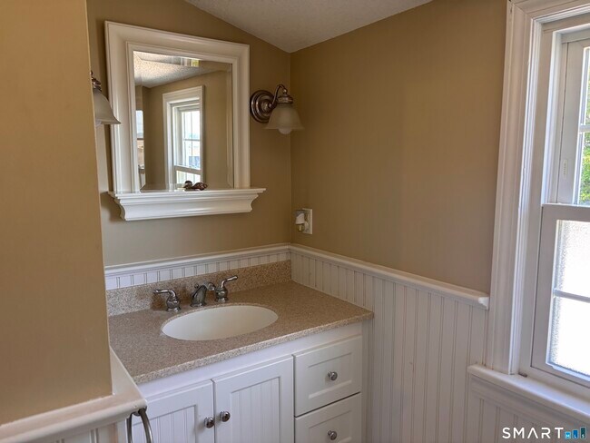 Building Photo - 7 Nehantic Dr
