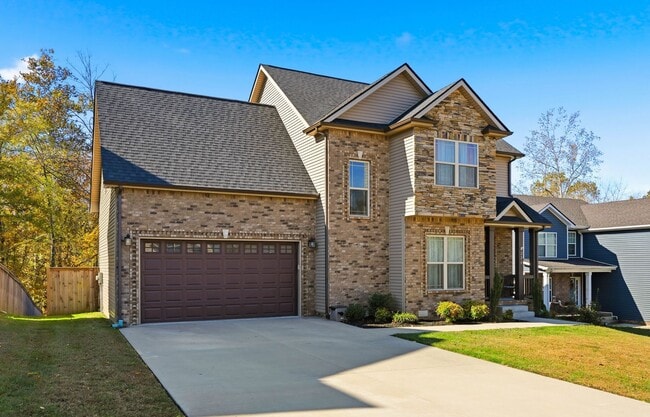 Building Photo - Dog Friendly Three Bedroom with Bonus in Sango!