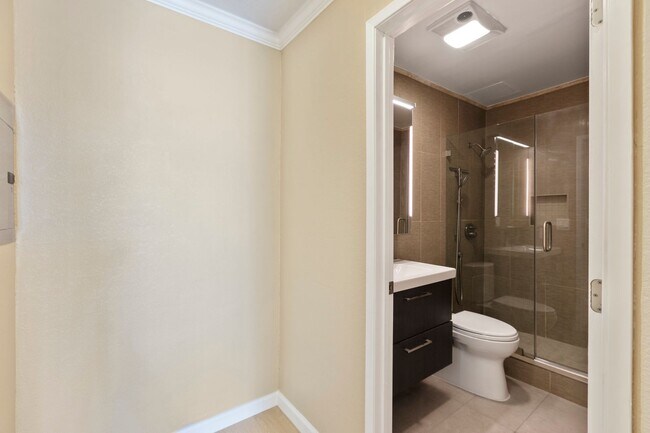 Building Photo - Exquisitely Updated, No Carpet 1bd/1ba in ...
