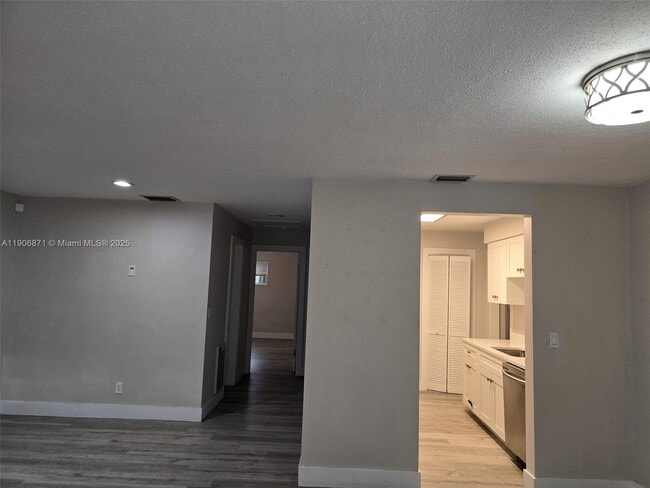 Building Photo - 5022 SW 93rd Ave