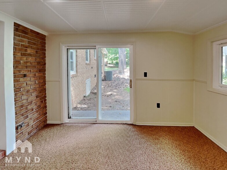 Building Photo - 1645 Brantford Dr