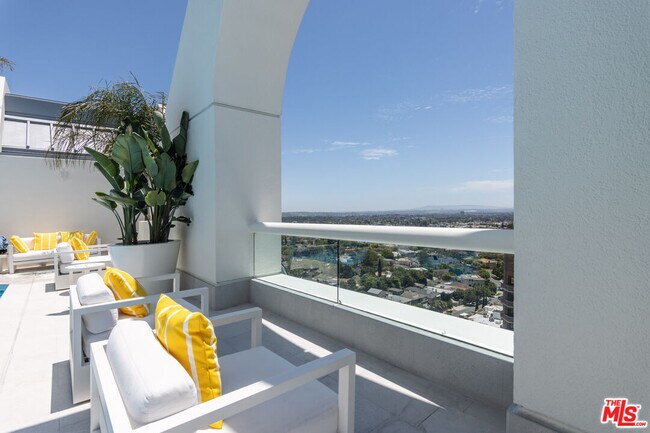 Building Photo - 10520 Wilshire Blvd