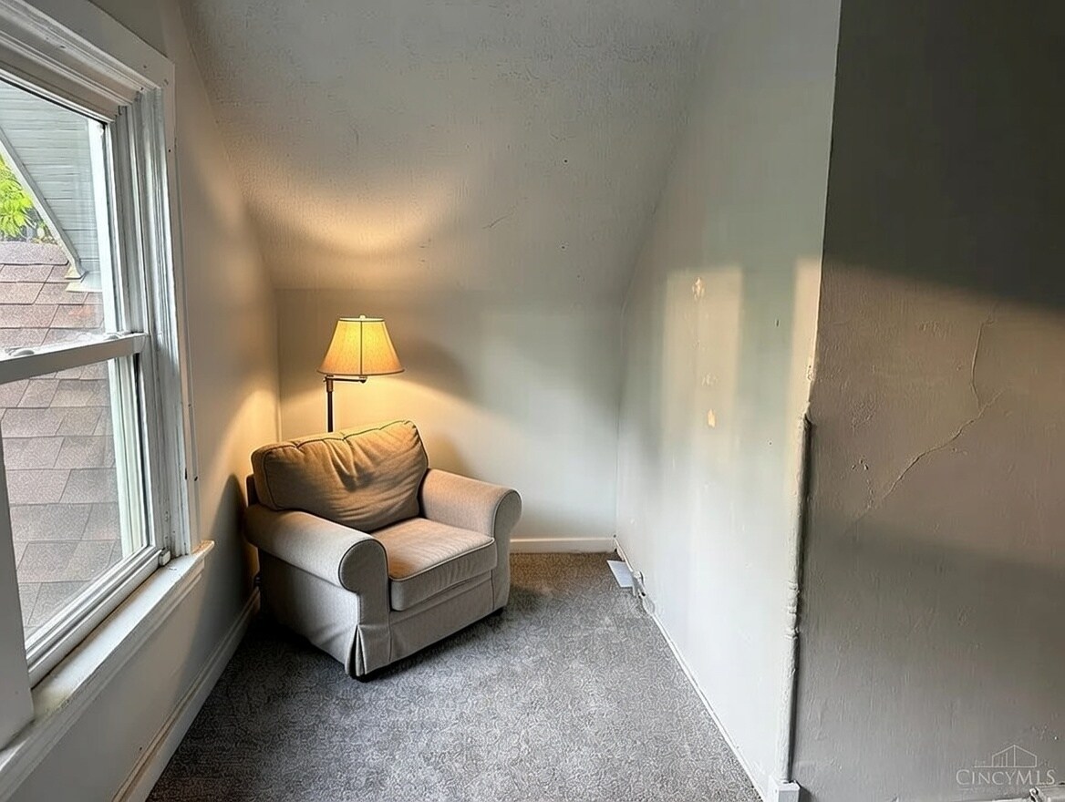 3rd flooe bedroom alcove - 2025 Burnet Ave