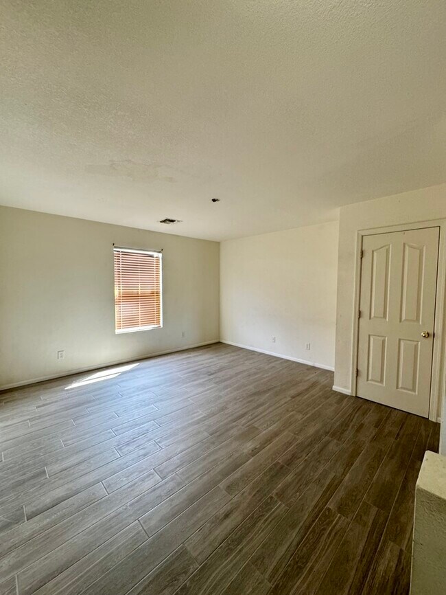 Building Photo - HOUSE FOR RENT