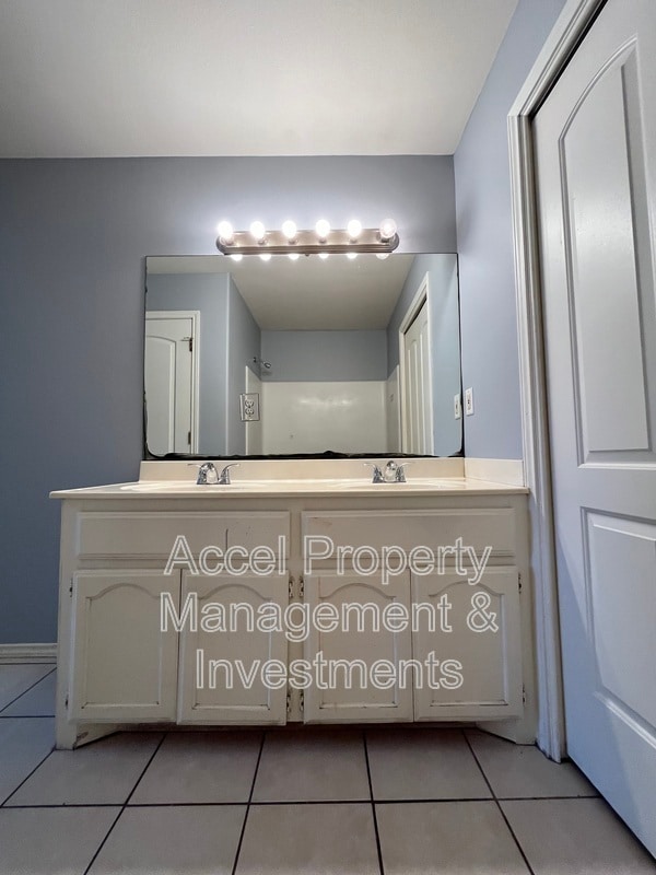 Building Photo - 1522 W Nolana Ave