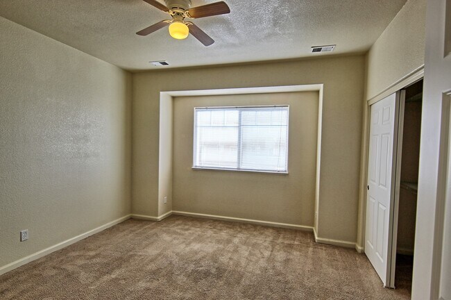 Building Photo - Updated Condo in North Reno