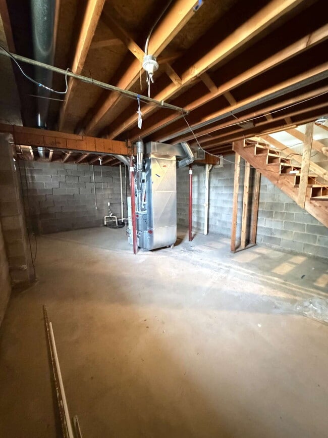 Building Photo - Newly renovated 2-bedroom 1.5 bath townhouse Near Merle Hay Mall!
